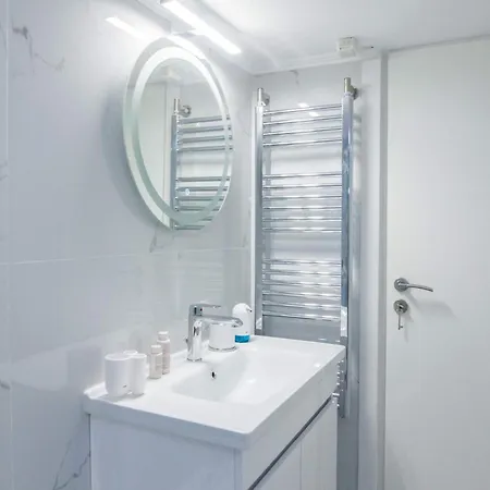 2 Bd With Balcony By Monastiraki *
